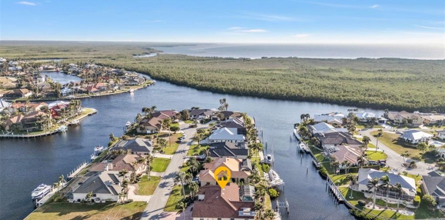 House in Punta Gorda, Florida 4 bedrooms, 290.32 sq.m. № 1722492