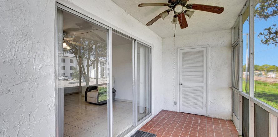 Condominio en Palm Springs, Florida, 2 dormitorios  № 666943