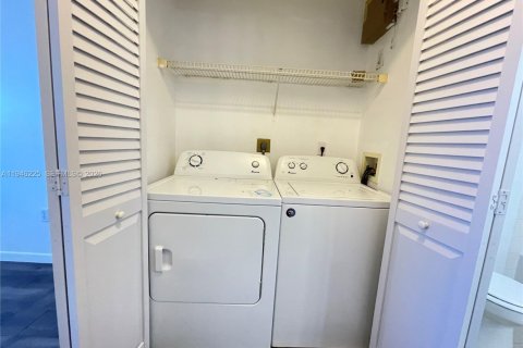 Condo in West Palm Beach, Florida, 2 bedrooms  № 2002739 - photo 12