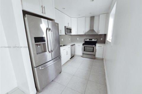 Купить виллу или дом в Майами, Флорида 3 спальни, 131.18м2, № 2001117 - фото 17