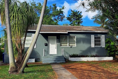 House in Miami, Florida 3 bedrooms, 131.18 sq.m. № 2001117