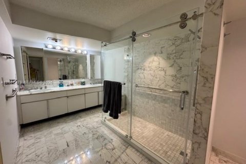 Condo in Miami Beach, Florida, 2 bedrooms  № 2260579 - photo 7