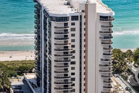 Condo in Miami Beach, Florida, 2 bedrooms  № 2260579 - photo 13