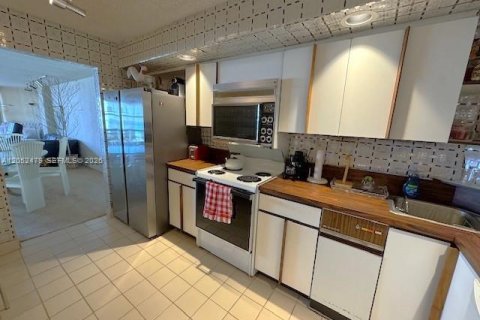 Condo in Miami Beach, Florida, 2 bedrooms  № 2260579 - photo 9