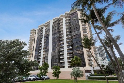 Condo in Miami Beach, Florida, 2 bedrooms  № 2260579 - photo 2
