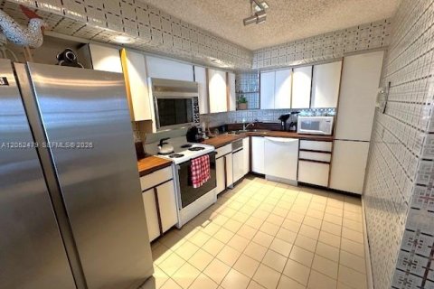 Condo in Miami Beach, Florida, 2 bedrooms  № 2260579 - photo 8