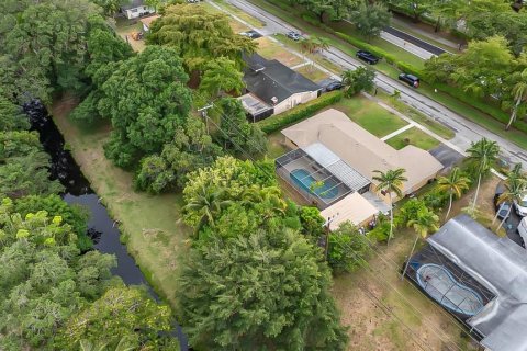 House in Plantation, Florida 3 bedrooms, 181.62 sq.m. № 1209297 - photo 1