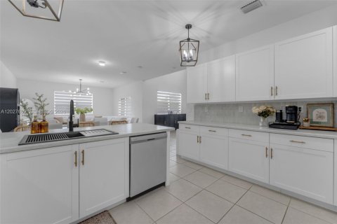 House in Homestead, Florida 3 bedrooms, 188.03 sq.m. № 2078114 - photo 12