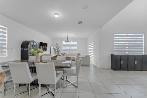 House in Homestead, Florida 3 bedrooms, 188.03 sq.m. № 2078114 - photo 8