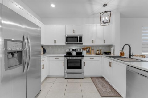House in Homestead, Florida 3 bedrooms, 188.03 sq.m. № 2078114 - photo 11