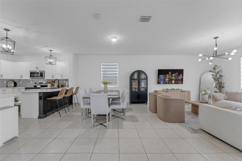 House in Homestead, Florida 3 bedrooms, 188.03 sq.m. № 2078114 - photo 5
