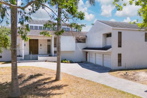 House in Coral Gables, Florida 5 bedrooms, 625.98 sq.m. № 1958970 - photo 10