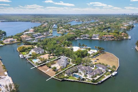 House in Coral Gables, Florida 5 bedrooms, 625.98 sq.m. № 1958970 - photo 5