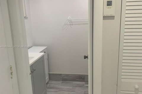 Condominio en alquiler en Miami, Florida, 1 dormitorio, 65.5 m2 № 2009893 - foto 6