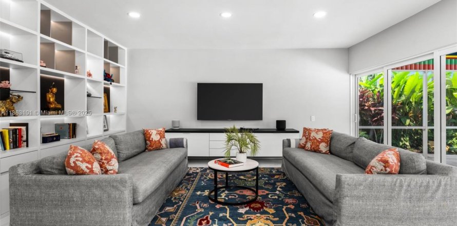 House in Miami Beach, Florida 3 bedrooms, 240.8 sq.m. № 1893348