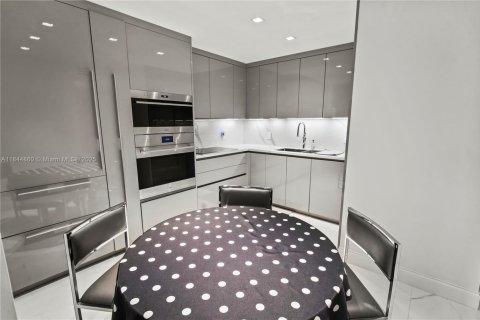 Condominio en alquiler en Surfside, Florida, 1 dormitorio, 111.48 m2 № 1982237 - foto 2