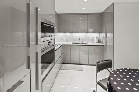 Condominio en alquiler en Surfside, Florida, 1 dormitorio, 111.48 m2 № 1982237 - foto 1