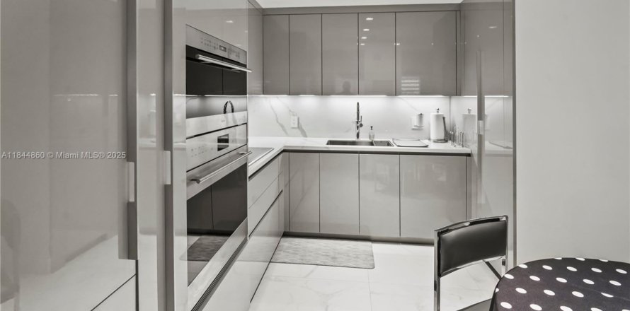 Condominio en Surfside, Florida, 1 dormitorio № 1982237