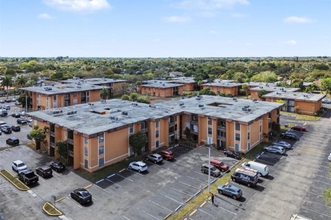 Condominio en Miami, Florida, 1 dormitorio № 2040375