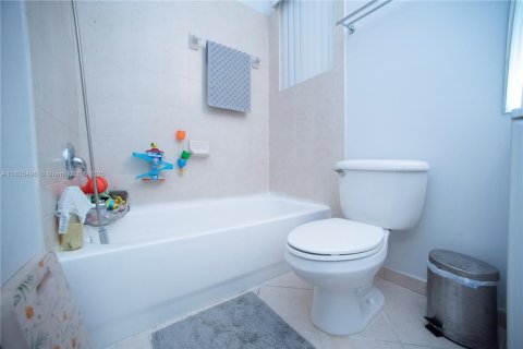 Townhouse in Cutler Bay, Florida 3 bedrooms, 135.54 sq.m. № 1818499 - photo 13