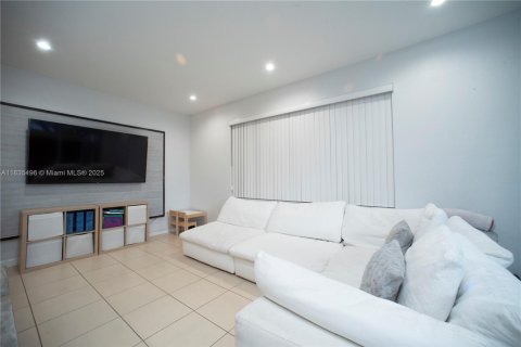 Townhouse in Cutler Bay, Florida 3 bedrooms, 135.54 sq.m. № 1818499 - photo 6