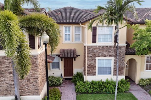 Townhouse in Cutler Bay, Florida 3 bedrooms, 135.54 sq.m. № 1818499 - photo 1