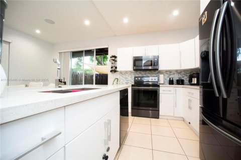 Townhouse in Cutler Bay, Florida 3 bedrooms, 135.54 sq.m. № 1818499 - photo 3