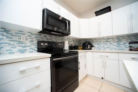 Townhouse in Cutler Bay, Florida 3 bedrooms, 135.54 sq.m. № 1818499 - photo 4