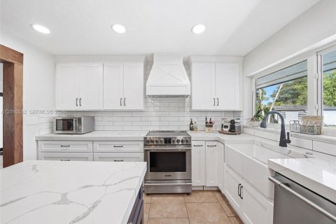 Villa ou maison à vendre à Miami, Floride: 4 chambres, 240.62 m2 № 2073706 - photo 8