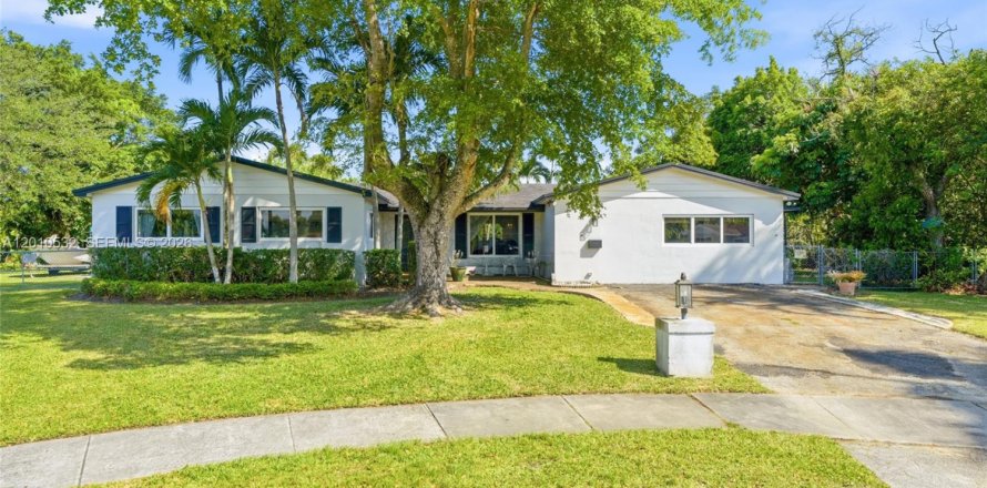 Villa ou maison à Miami, Floride 4 chambres, 240.62 m2 № 2073706