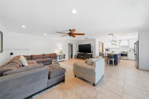 Villa ou maison à vendre à Miami, Floride: 4 chambres, 240.62 m2 № 2073706 - photo 13