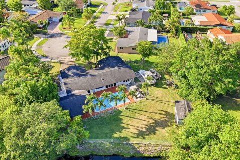 Villa ou maison à vendre à Miami, Floride: 4 chambres, 240.62 m2 № 2073706 - photo 5