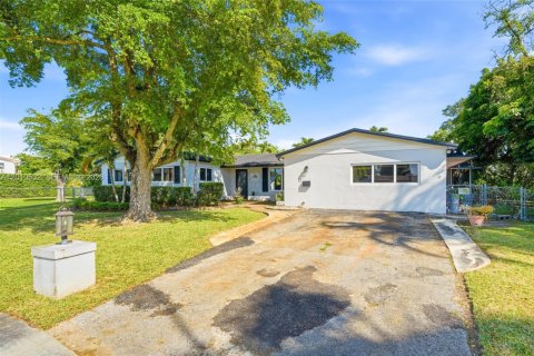 Villa ou maison à vendre à Miami, Floride: 4 chambres, 240.62 m2 № 2073706 - photo 2