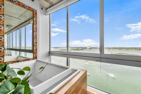 Condominio en alquiler en North Bay Village, Florida, 2 dormitorios № 2055204 - foto 12