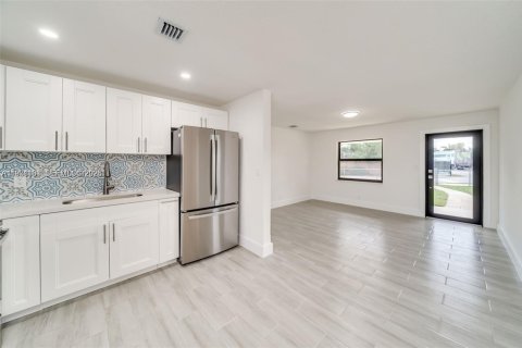 Villa ou maison à vendre à Hollywood, Floride: 3 chambres № 2032666 - photo 2