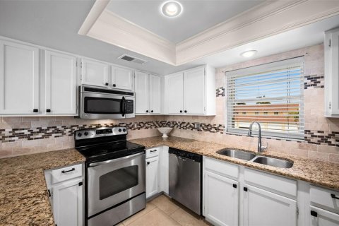 Condo in Cape Coral, Florida, 2 bedrooms  № 1618290 - photo 8