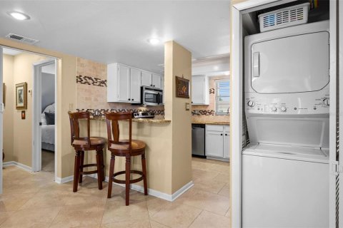 Condo in Cape Coral, Florida, 2 bedrooms  № 1618290 - photo 12