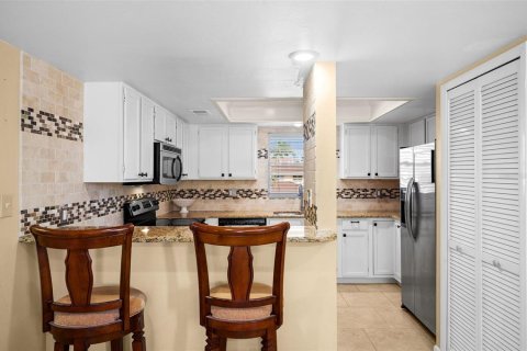 Condo in Cape Coral, Florida, 2 bedrooms  № 1618290 - photo 11