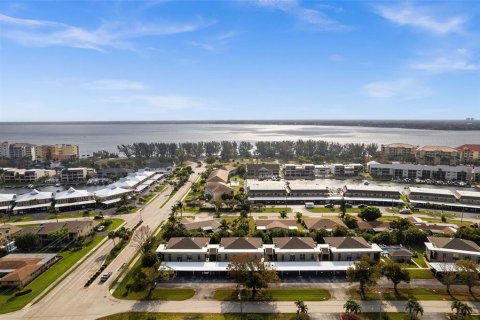 Condo in Cape Coral, Florida, 2 bedrooms  № 1618290 - photo 1