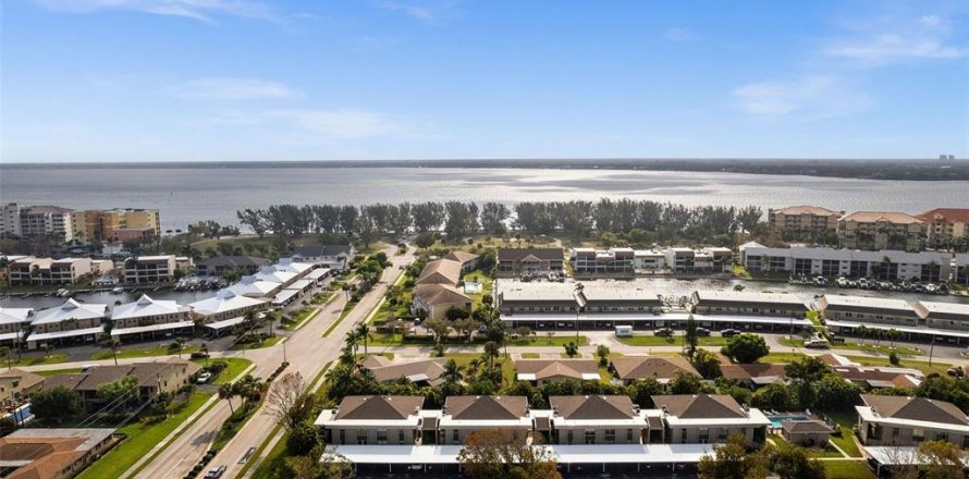 Condo in Cape Coral, Florida, 2 bedrooms № 1618290