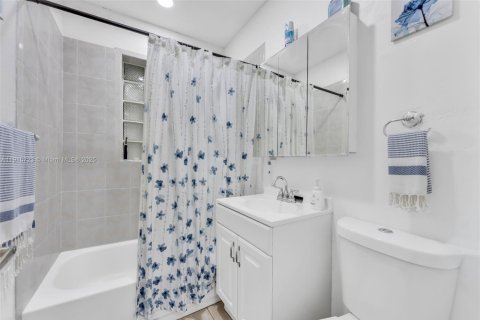 Villa ou maison à vendre à Miami, Floride: 2 chambres, 255.76 m2 № 1975559 - photo 4