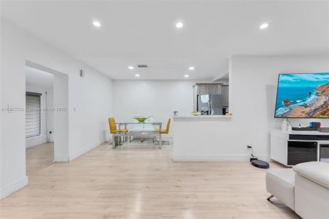 Villa ou maison à vendre à Miami, Floride: 2 chambres, 255.76 m2 № 1975559 - photo 7