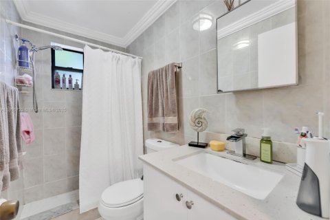 Villa ou maison à vendre à Miami, Floride: 2 chambres, 255.76 m2 № 1975559 - photo 13