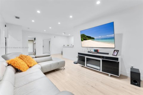 Villa ou maison à vendre à Miami, Floride: 2 chambres, 255.76 m2 № 1975559 - photo 8
