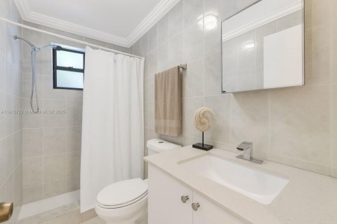 Villa ou maison à vendre à Miami, Floride: 2 chambres, 255.76 m2 № 1975559 - photo 12
