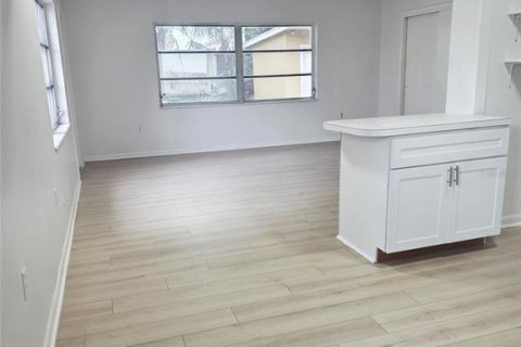 House in Tampa, Florida 3 bedrooms, 117.89 sq.m. № 2404950 - photo 17