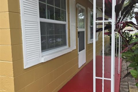 House in Tampa, Florida 3 bedrooms, 117.89 sq.m. № 2404950 - photo 2