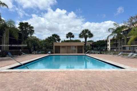 Condo in Miami, Florida, 1 bedroom  № 2086131 - photo 25