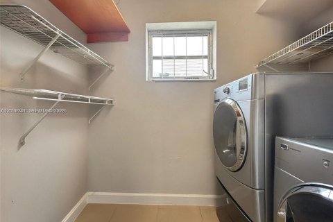 Condo in Miami, Florida, 1 bedroom  № 2086131 - photo 10