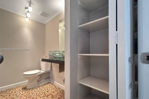 Condo in Miami, Florida, 1 bedroom  № 2086131 - photo 6